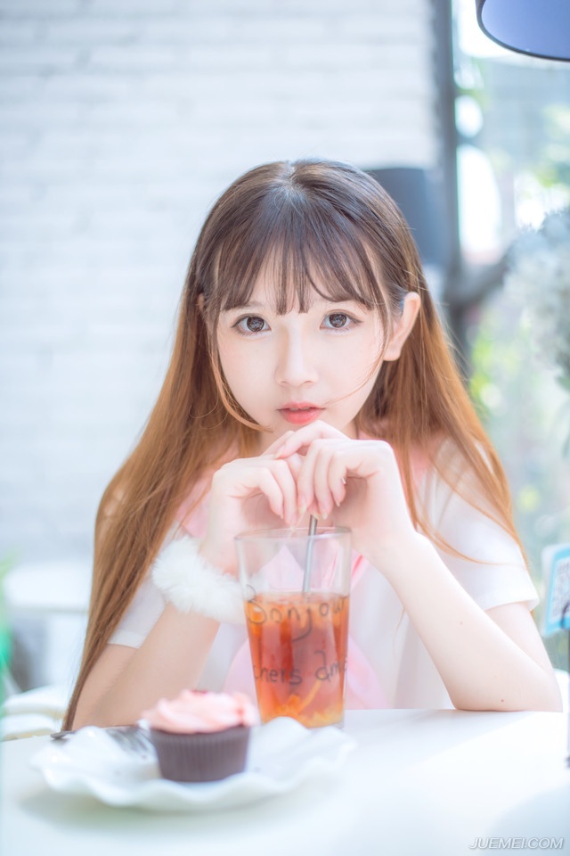 牵着我的手，闭着眼睛走你也不会迷路。